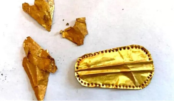 Trong cuộc khai quật tại một nghĩa địa cổ đại gần Quesna - thành phố cách thủ đô Cairo khoảng 56 km về phía Bắc, các chuyên gia đã tìm thấy một số xác ướp có lưỡi giả làm từ vàng đặt trong miệng.