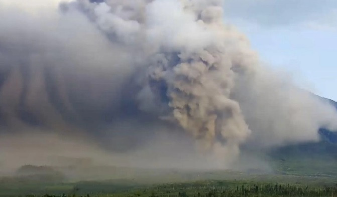 Đồng thời, Cơ quan giảm nhẹ thiên tai của Indonesia, BNPB, cảnh báo người dân phải tránh xa ngọn núi lửa trong bán kính 5km và cảnh giác nguy cơ phun trào dung nham.