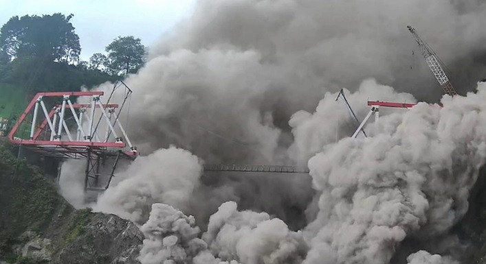 Hàng trăm cư dân đã chạy đến những nơi trú ẩn tạm thời hoặc rời đến những khu vực an toàn khác. Những cột tro bụi dày đặc đã bị thổi bay cao hơn 1.500m trong khi khí nóng và dung nham chảy xuống sườn núi Semeru và hướng về phía một con sông gần đó.