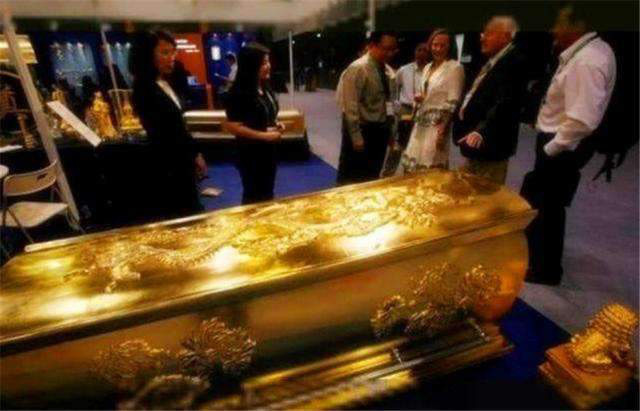 Ngôi mộ này có kích thước khá lớn. Bên trong mộ cổ có quan tài gồm 5 chiếc được lồng vào nhau. Mỗi lớp quan tài được làm từ những vật liệu khác nhau gồm: đá, gỗ, đồng, bạc, vàng. 5 cỗ quan tài lồng khít vào nhau một cách hoàn hảo.