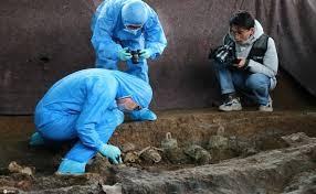 Thêm nữa, khi mở nắp quan tài bằng vàng, hiện tượng oxy hóa sẽ xảy ra có thể khiến những thứ bên trong không còn nguyên vẹn. Do đó, các chuyên gia chưa mở nắp quan tài ngay.