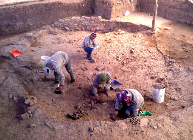 Nếu muốn mở nắp cỗ quan tài thì các chuyên gia phải tháo chiếc nơ lụa đỏ đặc biệt buộc trên quan tài vàng. Một khi làm như vậy thì nơ lụa đỏ sẽ mất đi giá trị nguyên vẹn ban đầu.