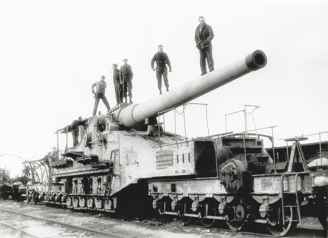 Gustav được công ty Friedrich Krupp A.G. nghiên cứu, phát triển sau khi Hitler yêu cầu chế tạo một loại vũ khí mới nhằm chọc thủng phòng tuyến Magino (ở Đông Bắc Pháp) - đường ranh giới tự nhiên cuối cùng ngăn cách giữa Đức với phần còn lại của Tây Âu.