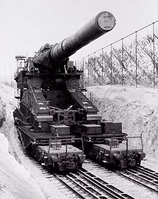 Với kích thước và trọng lượng "khủng" như trên, Đức quốc xã cần tới 2.000 binh lính để vận hành khẩu súng Gustav trên đường ray xe lửa.