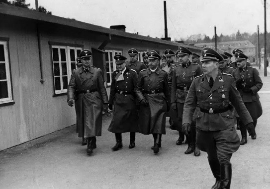 Trong thời gian từ năm 1939 - 1945, khoảng 65.000 người tử vong trong trại tập trung Stutthof gần Gdansk, Ba Lan ngày nay. Nguyên nhân tử vong là do các tù nhân bị phát xít Đức bỏ đói, mắc bệnh hoặc bị giết hại trong phòng hơi ngạt. Các nạn nhân bao gồm cả tù nhân chiến tranh và người Do Thái bị phát xít Đức bắt giữ, tra tấn và sát hại một cách tàn độc.