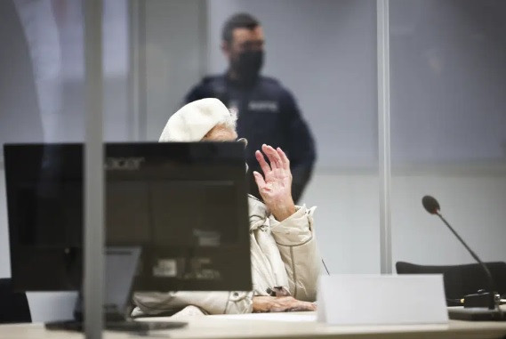 Các luật sư bào chữa cho bị cáo Irmgard trong phiên tòa từng kêu gọi tòa tuyên trắng án vì cho rằng bằng chứng không cho thấy thân chủ của họ biết về các vụ giết người trong trại tập trung Stutthof của phát xít Đức.