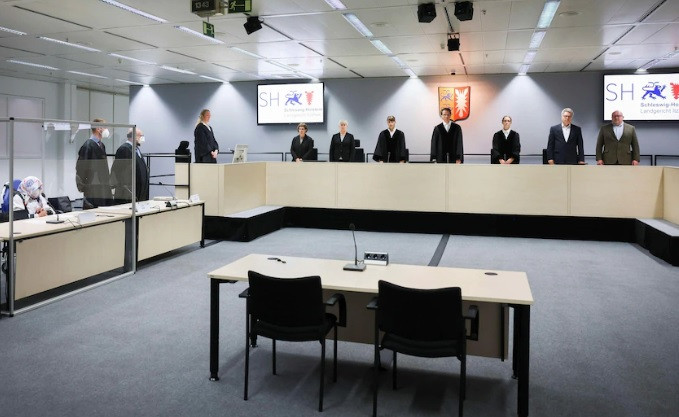 Theo cáo trạng, bà Irmgard đã làm thư ký cho chỉ huy trại tập trung Stutthof của Đức quốc xã ở Ba Lan từ khi 18 tuổi. Bà trở thành người phụ nữ đầu tiên bị đưa ra xét xử vì tội ác thời Đức auốc xã trong hàng chục năm gần đây.