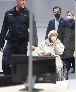 Một số nạn nhân sống sót sau thảm họa diệt chủng của Đức quốc xã có mặt trong phiên tòa. Nhiều người bày tỏ hài lòng về bản án 2 năm tù treo mà bà Irmgard phải nhận.