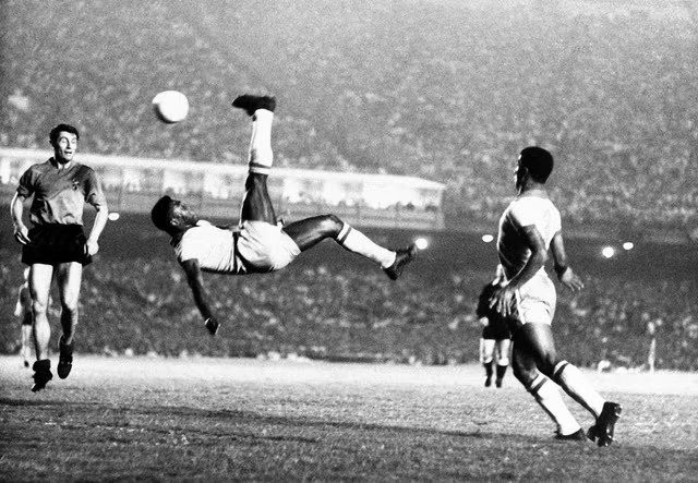 Huyền thoại bóng đá Pele ghi kỷ lục mọi thời đại với 1.281 bàn sau 1.363 trận cho Santos (1956 - 1974), tuyển Brazil và New York Cosmos (1975 - 1977). Trong ảnh là Pele thực hiện cú sút kiểu xe đạp chổng ngược kinh điển trong một trận đấu vào năm 1968.