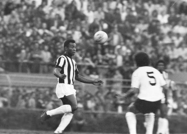 Bức ảnh chụp cầu thủ Pele trong mùa giải cuối cùng với CLB Santos của Brazil vào năm 1974. Cũng trong năm này, ông rời khỏi đội tuyển quốc gia.
