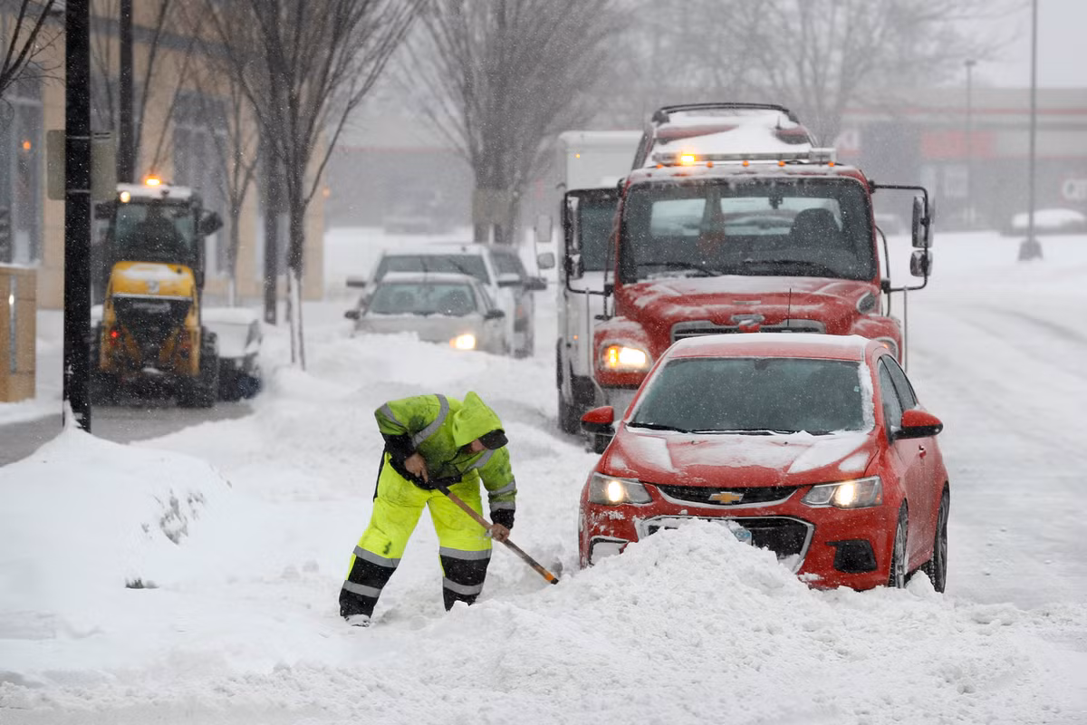 Cảnh báo băng dày đã được ban hành ở miền nam bang Georgia và ở hầu hết 4 bang ven vịnh Mexico, bao gồm Texas, Louisiana, Alabama và Florida. Dịch lên về phía bắc, tuyết rơi dày được dự báo ở các vùng thuộc 3 bang Michigan, Pennsylvania và New York, có nơi lên đến gần 90 cm.