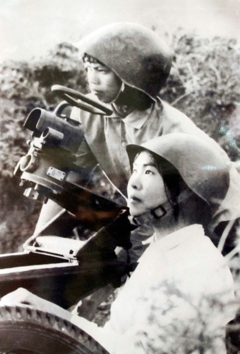 Không chỉ nam giới, phụ nữ Việt Nam cũng có những đóng góp quan trọng trong chiến thắng “Hà Nội - Điện Biên Phủ trên không” diễn ra vào 50 năm trước.