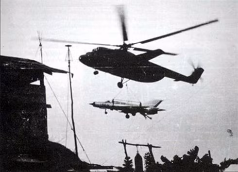 Không quân Việt Nam sử dụng trực thăng để cơ động Mig-21 tới các sân bay dã chiến, thực hiện chiến thuật đánh từ vòng ngoài.