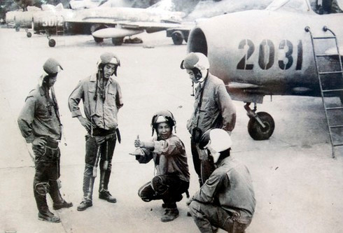 Các phi công thuộc Trung đoàn 293 cùng nhau thảo luận phương án chiến đấu.