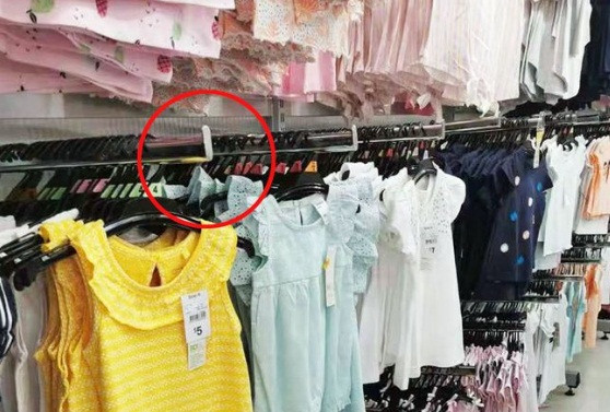 De con gai tu chon quan ao o sieu thi, me hoi han ca doi