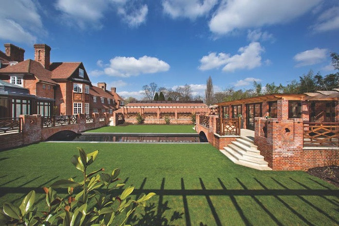 Bất động sản tọa lạc tại một trong những khu phố đắt đỏ nhất London với tổng cộng 15 phòng ngủ 17 phòng tắm nằm rải rác trong khuôn viên rộng hơn 10.000 m2. Biệt thự siêu sang có chỗ để xe rộng lớn, đủ chỗ cho 10 ôtô.