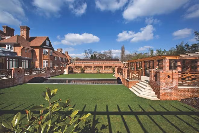 Bất động sản tọa lạc tại một trong những khu phố đắt đỏ nhất London với tổng cộng 15 phòng ngủ 17 phòng tắm nằm rải rác trong khuôn viên rộng hơn 10.000 m2. Biệt thự siêu sang có chỗ để xe rộng lớn, đủ chỗ cho 10 ôtô.