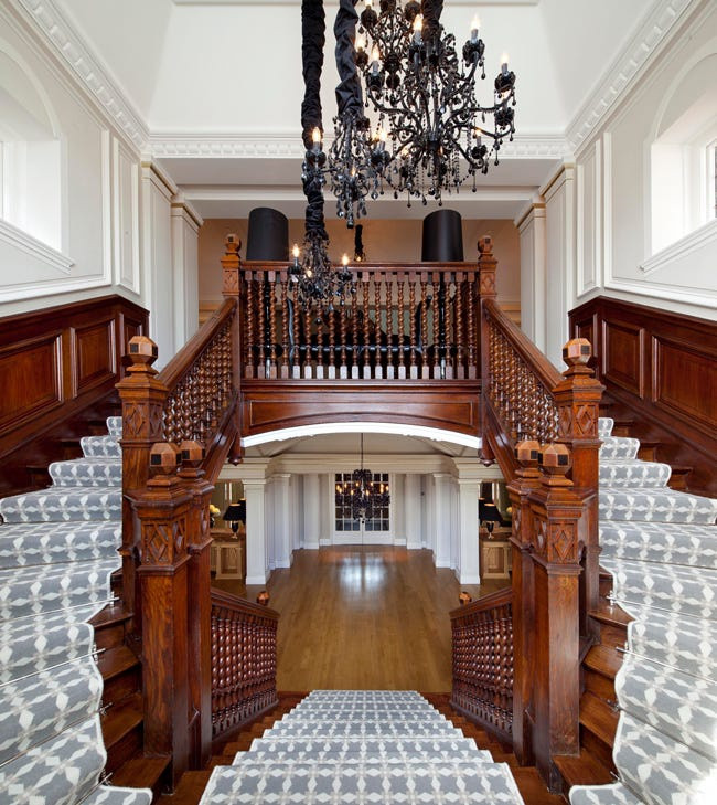 Ngôi nhà từng thuộc sở hữu của William Park Lye, thành viên gia tộc Tate &amp; Lyle, những người đứng sau đế chế đường lớn. Năm 2006, ngôi nhà được bán lại cho một đại gia ngành khách sạn, được cải tạo, sau đó rao bán với giá gấp 5 lần