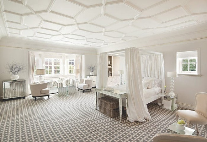 Phòng ngủ chính thoáng đãng, mang tông màu trắng chủ đạo, mang lại những cảm giác nhẹ nhàng. Phòng ngủ còn có khu vực riêng dùng để tiếp khách.