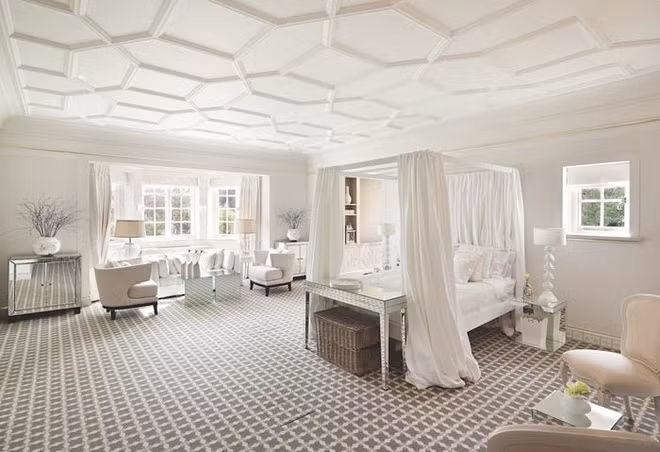 Phòng ngủ chính thoáng đãng, mang tông màu trắng chủ đạo, mang lại những cảm giác nhẹ nhàng. Phòng ngủ còn có khu vực riêng dùng để tiếp khách.