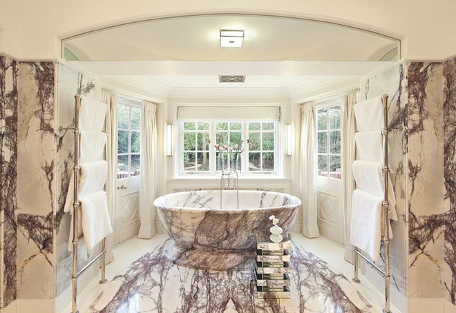 Các phòng tắm được lát nhiều loại gỗ, đá cẩm thạch khác nhau.