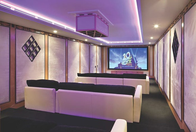 Tuy bên ngoài có những thiết kế cổ điển, căn biệt thự vẫn được trang bị nhiều tiện nghi hiện đại, chẳng hạn như một rạp chiếu phim.