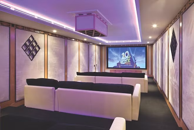 Tuy bên ngoài có những thiết kế cổ điển, căn biệt thự vẫn được trang bị nhiều tiện nghi hiện đại, chẳng hạn như một rạp chiếu phim.