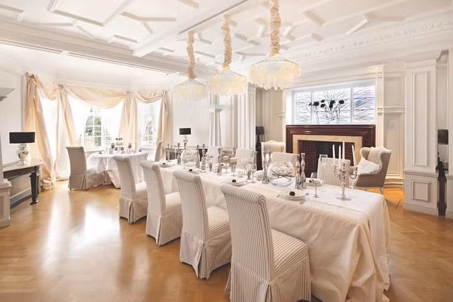 Khu vực ăn uống rộng rãi đủ để phục vụ 10 người cùng một lúc. Căn phòng này vẫn giữ một số chi tiết gốc của căn biệt thự từ đầu thế kỷ 20, chẳng hạn như lò sưởi.