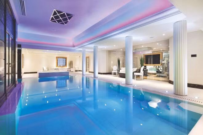 Bể bơi trong nhà được thiết kế sang trọng, tăng thêm vẻ đẹp trang nhã cho không gian. Ngoài ra, biệt thự còn có thêm một hầm rượu vang.