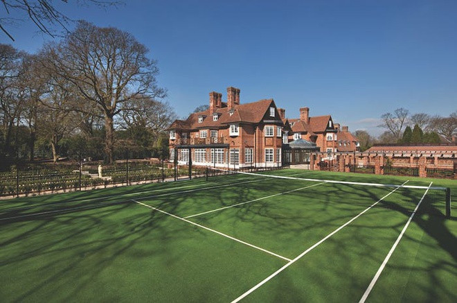 Không gian giải trí ngoài trời bao gồm một hồ bơi nhỏ nhắn và một sân tennis.