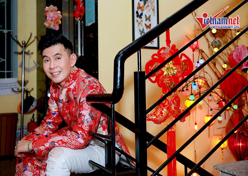 Đoan Trường chăm chút cho căn nhà ngay từ cửa ra vào. Từng góc cầu thang tại từng tầng lầu và ngay cả trong thang máy đều được anh bố trí những điểm nhấn bằng các tiểu cảnh khác nhau khá vui mắt mang không khí mùa xuân ấm áp.