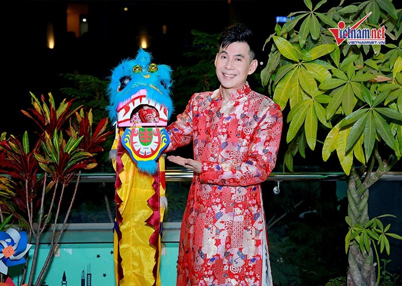 Dù sống trong một căn nhà có mệnh giá đắt đỏ nhưng Đoan Trường lại sống vô cùng giản dị. Nói về điều này, nam ca sĩ thổ lộ: "Cuộc sống này vốn ngắn ngũi, có nhiều tiền để làm gì? Tính tôi xưa nay vốn giản dị, không mua quần áo hàng hiệu, chỉ mua ở các shop bình dân, sơmi giá trên dưới 100 nghìn. Tôi còn xài điện thoại cũ cho đến tận bây giờ, chạy xe máy đời đầu, đi dép lê và ăn cơm trưa văn phòng mỗi ngày với giá 40 nghìn, ngồi quán nước vỉa hè nhưng vẫn cảm thấy thoải mái và hạnh phúc".