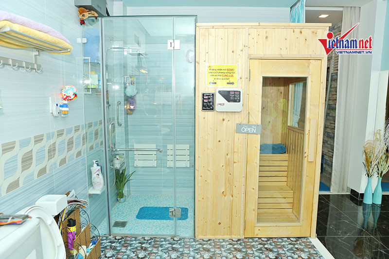 Ngay khi bước vào nhà sẽ là không gian phòng vệ sinh rộng rãi mà Đoan Trường gọi là 'phòng thư giãn'. Vì ở một mình nên nam ca sĩ không làm cửa ra vào cho căn phòng này để tạo sự thoải mái. Anh cũng bố trí cả phòng xông hơi ngay trong nhà.