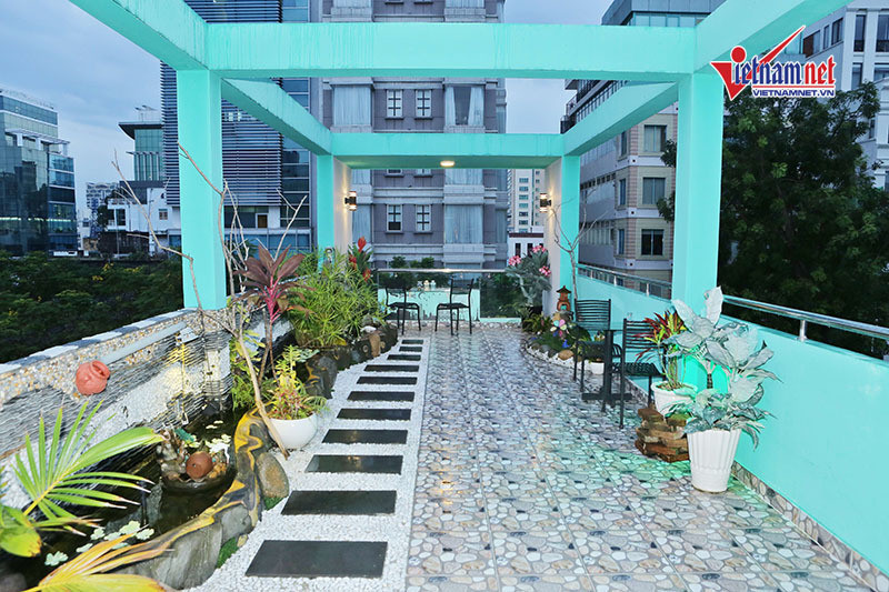 Tầng 5 của căn nhà là khu vực sân thượng thoáng mát, có đầy đủ phòng tắm, nhà vệ sinh, bếp ăn, dụng cụ tập thể dục, hồ cá với bức tường thác nước được trang trí bằng những viên đá xếp thành một bức tranh khá đẹp. Đây cũng là địa điểm anh thường tụ tập bạn bè ăn uống, thư giãn vào mỗi dịp lễ Tết.