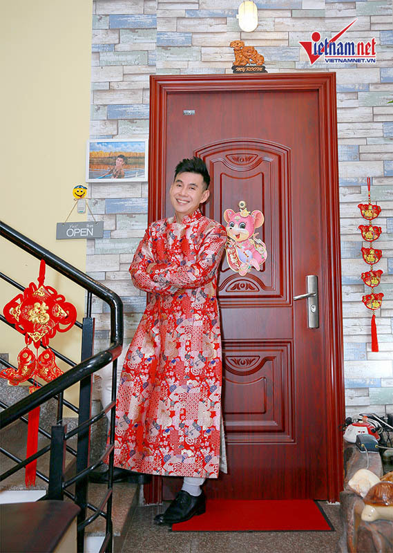 Ngôi nhà 5 tầng của ca sĩ Đoan Trường tọa lạc tại một con phố trung tâm quận 3 với diện tích sử dụng 700m2 có giá hiện tại khoảng 2.000 cây vàng (70 tỷ đồng). Tuy nhiên, nam ca sĩ dành 3 tầng dưới cho thuê để kinh doanh quán ăn và chỉ sống trong căn phòng riêng mình có diện tích 100m2. Anh tiết lộ hàng ngày nhận được hàng chục cuộc gọi từ nhiều công ty bất động sản chỉ để thuyết phục anh bán lại ngôi nhà này khiến anh vô cùng mệt mỏi.