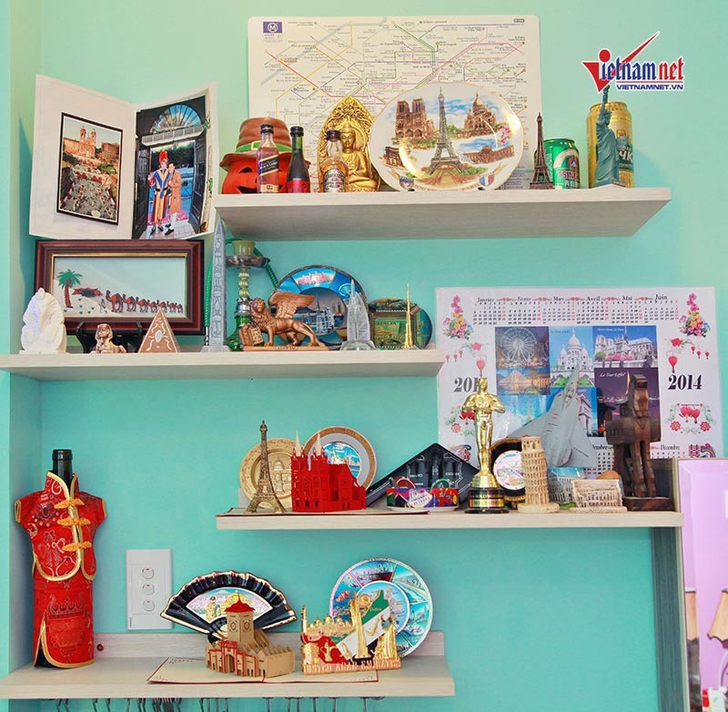 Trong không gian sống của Đoan Trường có những bộ sưu tập vật lưu niệm, biểu tượng của mỗi quốc gia được anh bày biện và phân chia khắp nơi. Đây là những món đồ được anh sưu tầm từ năm 20 tuổi sau khi đi du lịch gần 50 quốc gia và 170 tỉnh thành trên thế giới, tiêu tốn hơn 3,5 tỷ.