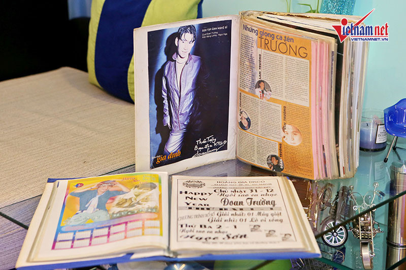Những tờ báo giấy từ 22 năm trước được nam ca sĩ lưu lại cẩn thận từng trang.