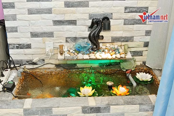 Vì là mạng thủy nên nam ca sĩ cũng bố trí nhiều hồ nước nhỏ ngay trước và trong phòng vừa hợp phong thủy và vừa tạo độ ẩm làm mát mẻ không gian.