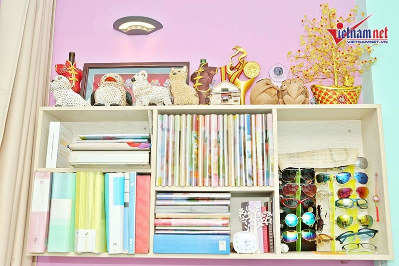 Điều đặc biệt nhất trong căn nhà chính là chiếc tủ sách chứa đầy những bài báo, hình ảnh của Đoan Trường và gần 80 nghệ sĩ qua nhiều thế hệ từ năm 1998 cho đến nay.