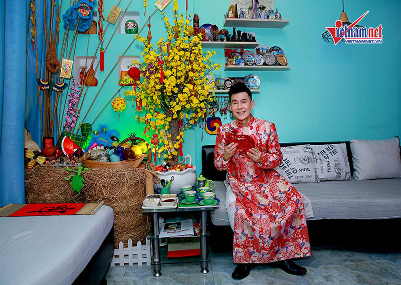 Dịp Tết năm nay, Đoan Trường không đi du lịch nên anh tất bật lo trang trí Tết cho ngôi nhà mình từ đầu tháng 1/2020. Đa số đồ trang trí anh đều mua từ trước nên có giá khá rẻ. Vài món ưng ý anh được bạn bè tặng, số còn lại anh “trưng dụng” từ những năm qua. Năm nay, Đoan Trường đặt riêng 1 bộ áo dài Tết của NTK Minh Hùng để du xuân và chuẩn bị nhiều loại bánh mứt, hoa quả để tiếp đón bạn bè ghé chúc Tết từ mùng 1 đến tận mùng 6.