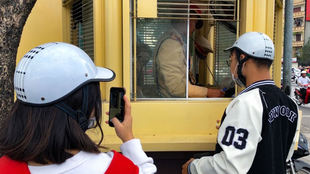 Ngay dau thuc hien Thong tu 67 ve viec cong dan ghi am, ghi hinh giam sat CSGT-Hinh-2