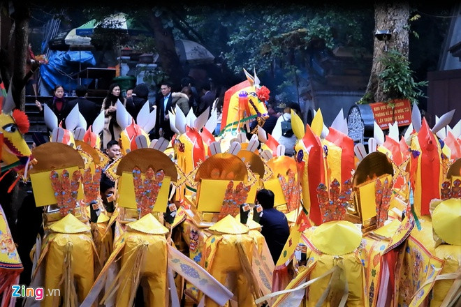 Ngua giay bua vay den ong Hoang Muoi sang mung 4 Tet