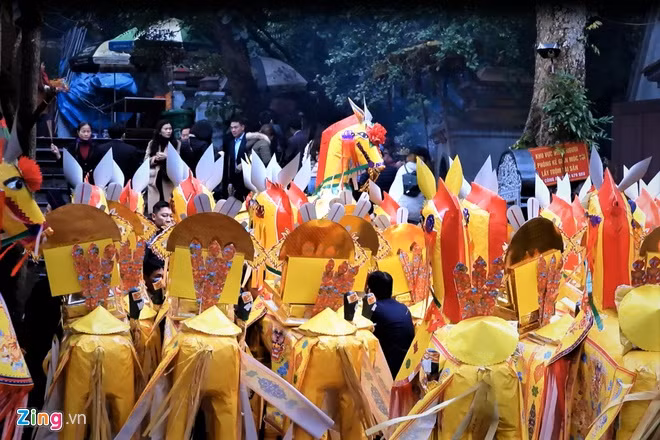 Ngua giay bua vay den ong Hoang Muoi sang mung 4 Tet