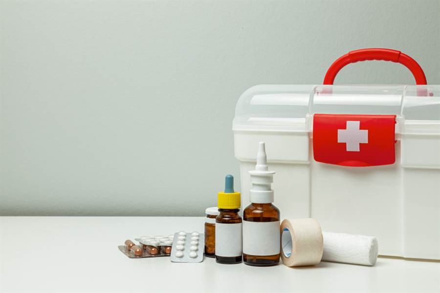 Nhan duoc qua Tet la 5 hop thuoc, ca 5 nhan vien deu gap nan kinh hoang