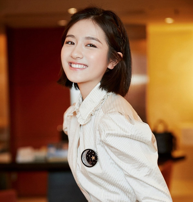 Nhờ vậy, cô đoạt danh hiệu Nữ diễn viên trẻ tiềm năng tại Hội nghị điện ảnh thiếu niên Thanh Hải Tây Ninh.