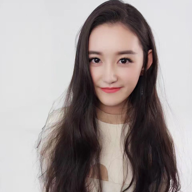 Tưởng Y Y sinh năm 2001 bắt đầu đóng phim từ khi lên 6 tuổi. Xuất thân là diễn viên nhí, Tưởng Y Y đã tham gia tới gần 50 bộ phim cũng như góp mặt trong gần trăm quảng cáo trong đó có nhiều vai diễn quen thuộc với khán giả Việt.