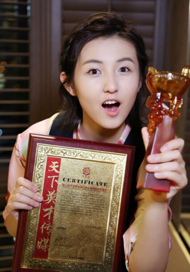 Trương Tử Phong sinh năm 2001 có nhiều tác phẩm nổi bật như Đường Sơn đại địa chấn,Thám tử phố Tàu, Mau mang anh trai tôi đi giùm cái, Chào em Chi Hoa...