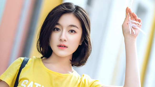 Lý Lan Địch nữ thần thanh xuân thế hệ mới. Cô sinh ngày 2/9/1999, được xếp vào hàng tiểu hoa thế hệ 10X tài danh của Trung Quốc.