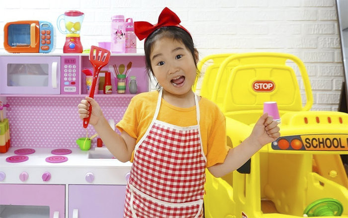 Vướng luật mới của YouTube, vlogger 6 tuổi từng mua nhà 186 tỷ lao đao Vuong luat moi cua YouTube, vlogger 6 tuoi tung mua nha 186 ty lao dao