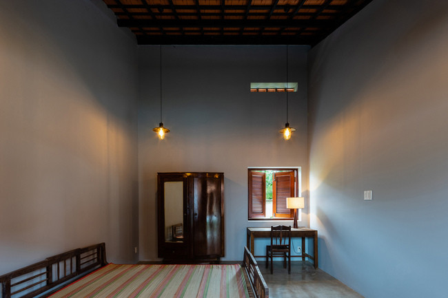 Hành lang và phòng khách là không gian mở bên trong, kết nối phòng ngủ của ông bà, cha mẹ và cháu.